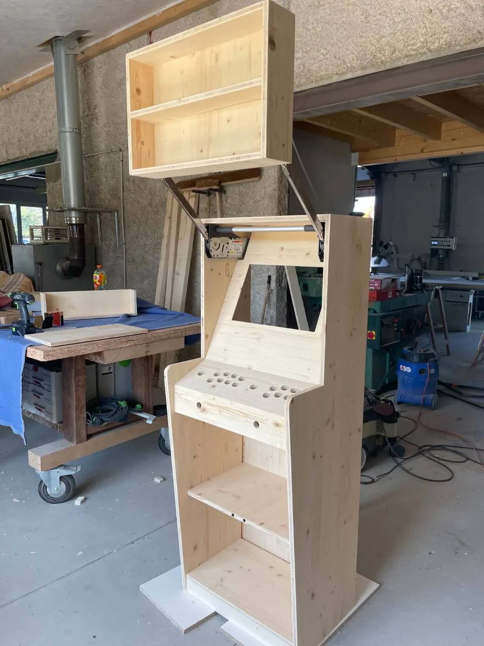 Assemblage du meuble à l'atelier, avant câblage