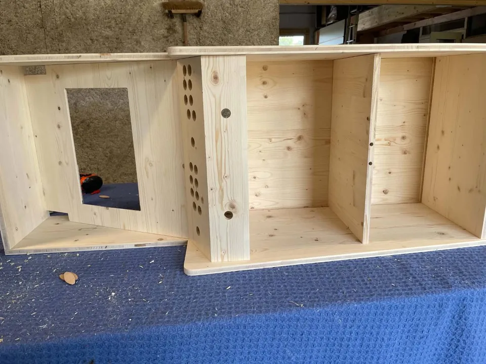 Fabrication : panneaux en sapin à l'atelier